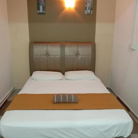 Ulfah Hotel Mersing Мерсинг Экстерьер фото